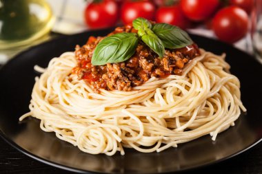 Spagetti bolognese koyu arka plan üzerinde