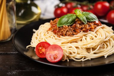 Spagetti bolognese koyu arka plan üzerinde