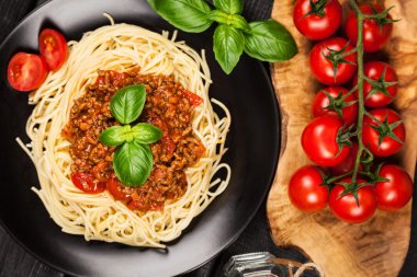 Spagetti bolognese koyu arka plan üzerinde