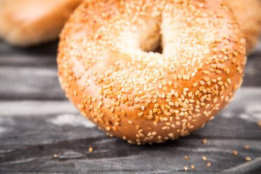 Simit gri arka plan üzerinde