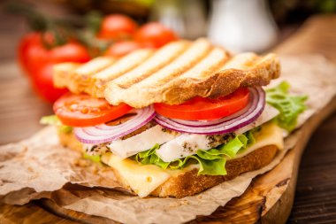 ızgara tavuklu sandviç