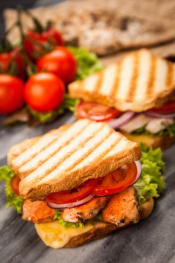 ızgara tavuklu sandviç