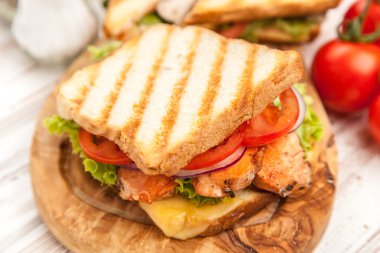 ızgara tavuklu sandviç