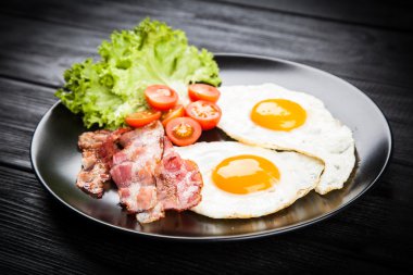 Bir plaka üzerinde geleneksel kahvaltı