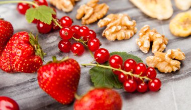 Müsli malzemeler düz yatıyordu