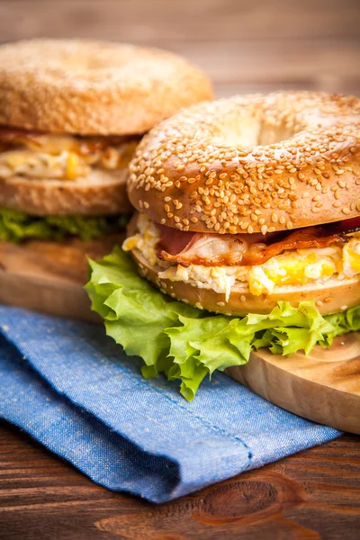 Bagel med bacon och ägg — Stockfoto