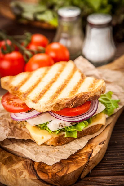 Gegrilltes Hühnersandwich — Stockfoto