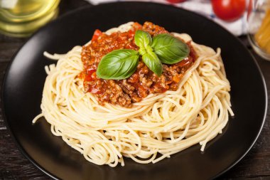 Spagetti bolognese koyu arka plan üzerinde