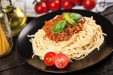 Spagetti bolognese koyu arka plan üzerinde