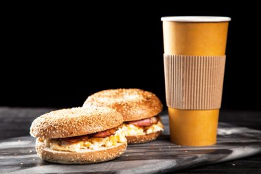 Pastırma ve yumurta ile simit