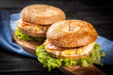 Pastırma ve yumurta ile simit