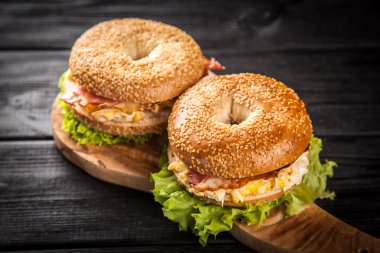 Pastırma ve yumurta ile simit