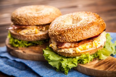 Pastırma ve yumurta ile simit