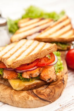 ızgara tavuklu sandviç