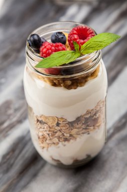 Meyveleri tatlı ile müsli