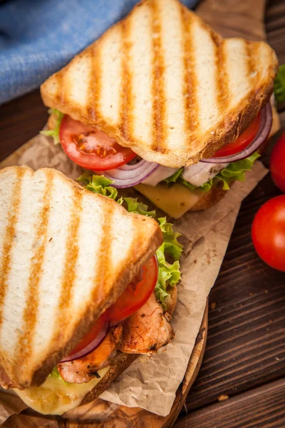 Sanduíche de frango grelhado — Fotografia de Stock