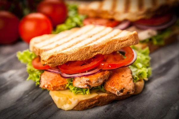 Gegrilde kip sandwich — Stockfoto