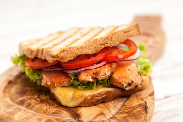 Gegrilde kip sandwich — Stockfoto