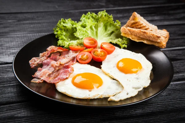 Petit déjeuner traditionnel sur une assiette — Photo