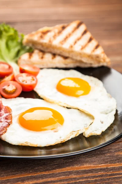 Petit déjeuner traditionnel sur une assiette — Photo