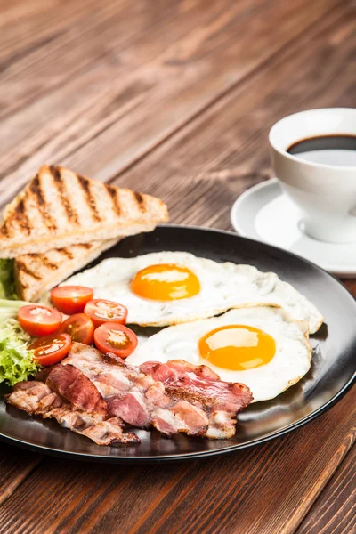 Café da manhã tradicional em uma chapa — Fotografia de Stock