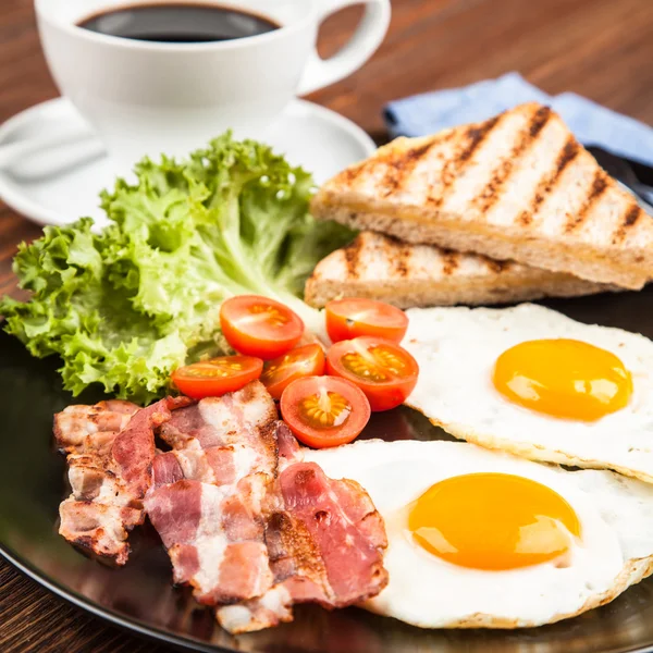 Traditional breakfast on a plate — Stock Photo, Image