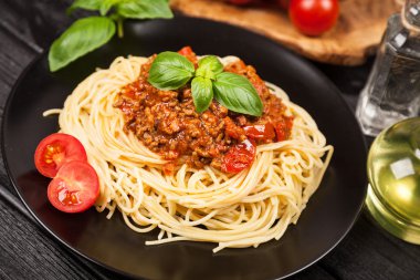 Spagetti bolognese koyu arka plan üzerinde