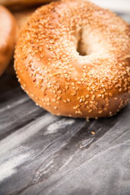 Simit gri arka plan üzerinde