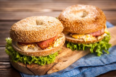 Pastırma ve yumurta ile simit