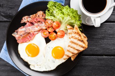 Bir plaka üzerinde geleneksel kahvaltı