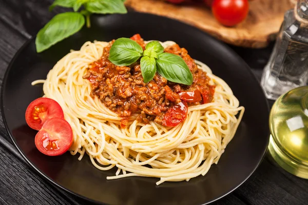 Spagetti bolognese koyu arka plan üzerinde