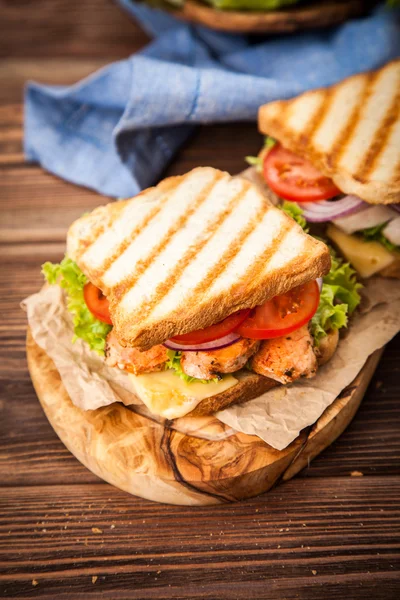 Sandwich de pollo a la parrilla —  Fotos de Stock