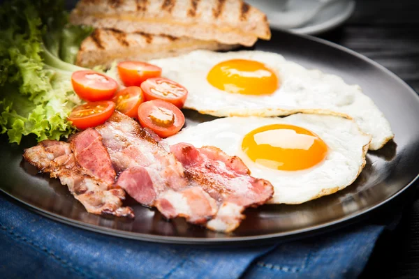 Bir plaka üzerinde geleneksel kahvaltı