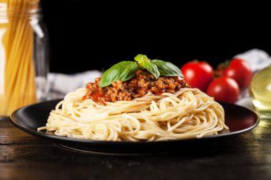 Spagetti bolognese koyu arka plan üzerinde