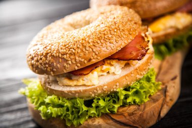 Pastırma ve yumurta ile simit