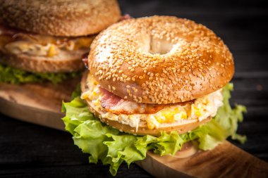 Pastırma ve yumurta ile simit