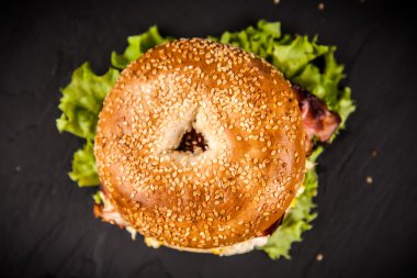 Pastırma ve yumurta ile simit