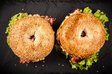 Pastırma ve yumurta ile simit