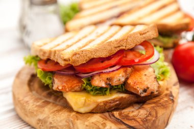 ızgara tavuklu sandviç