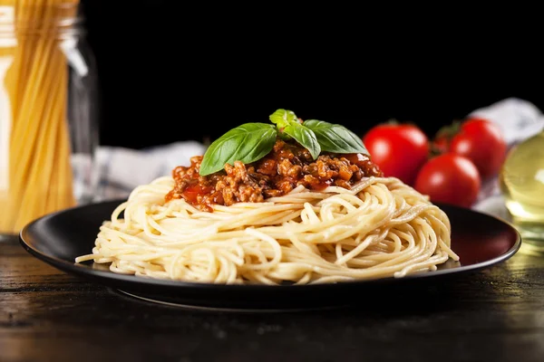 Espaguetis boloñeses sobre fondo oscuro —  Fotos de Stock