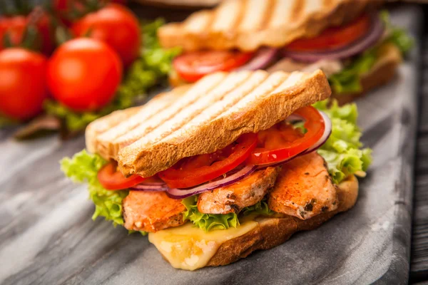 ızgara tavuklu sandviç