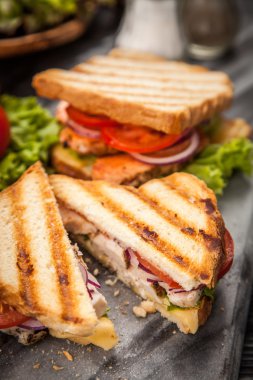 ızgara tavuklu sandviç