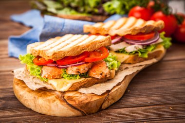 ızgara tavuklu sandviç