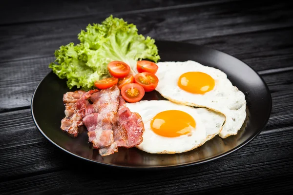 Traditional breakfast on a plate — Stock Photo, Image