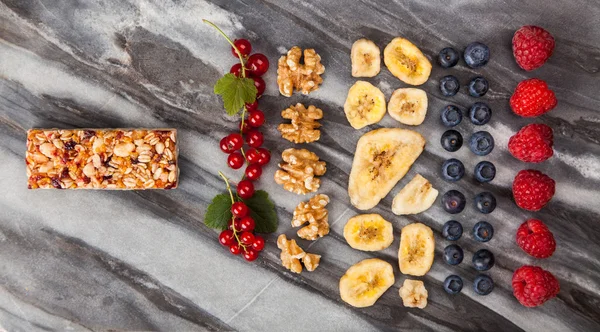 Barra de muesli con bayas —  Fotos de Stock