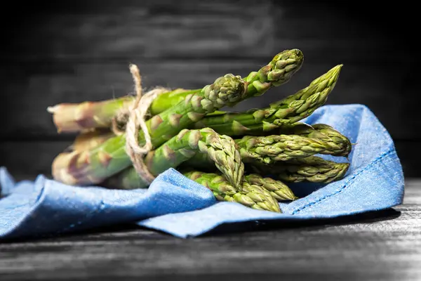 Mazzo di asparagi freschi — Foto Stock