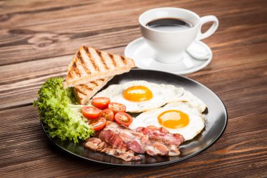 Bir plaka üzerinde geleneksel kahvaltı