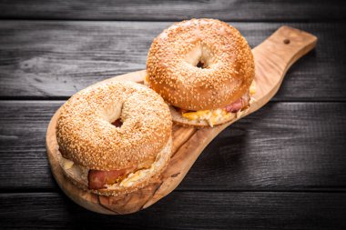 Pastırma ve yumurta ile simit