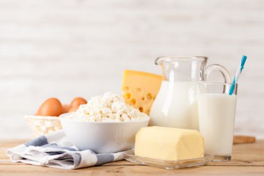 Ahşap masa üzerinde süt kavanoz