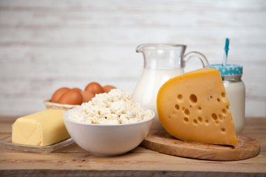 Ahşap masa üzerinde süt kavanoz